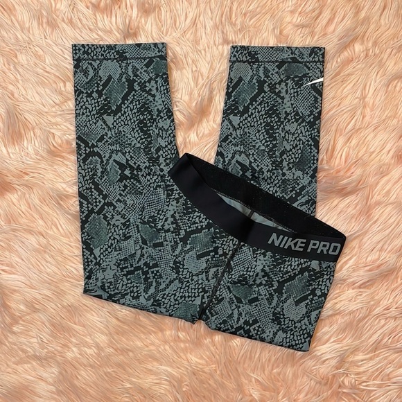 Nike Pro Gray & Black Snakeskin Cropped‎ Leggings Size Small - Picture 1 of 7